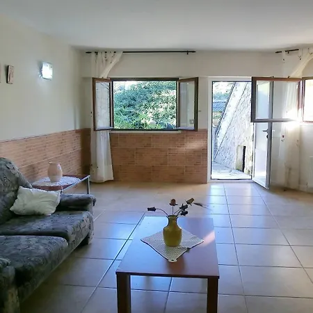104666 In Apartment